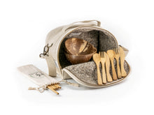 Load image into Gallery viewer, Kit pique nique petit sac isotherme naturel ouvert bols coco et couverts bambou